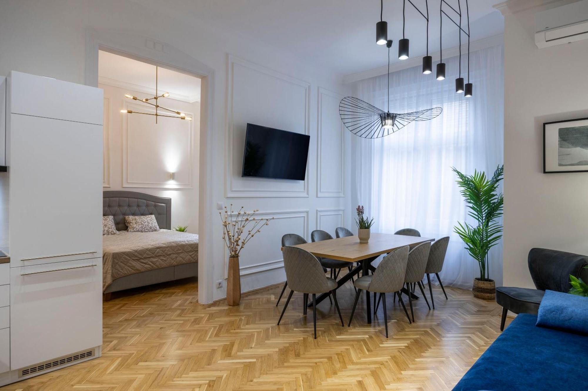 Luxurious 4bedrm 3bathrm W/ Balcony * Budapest
