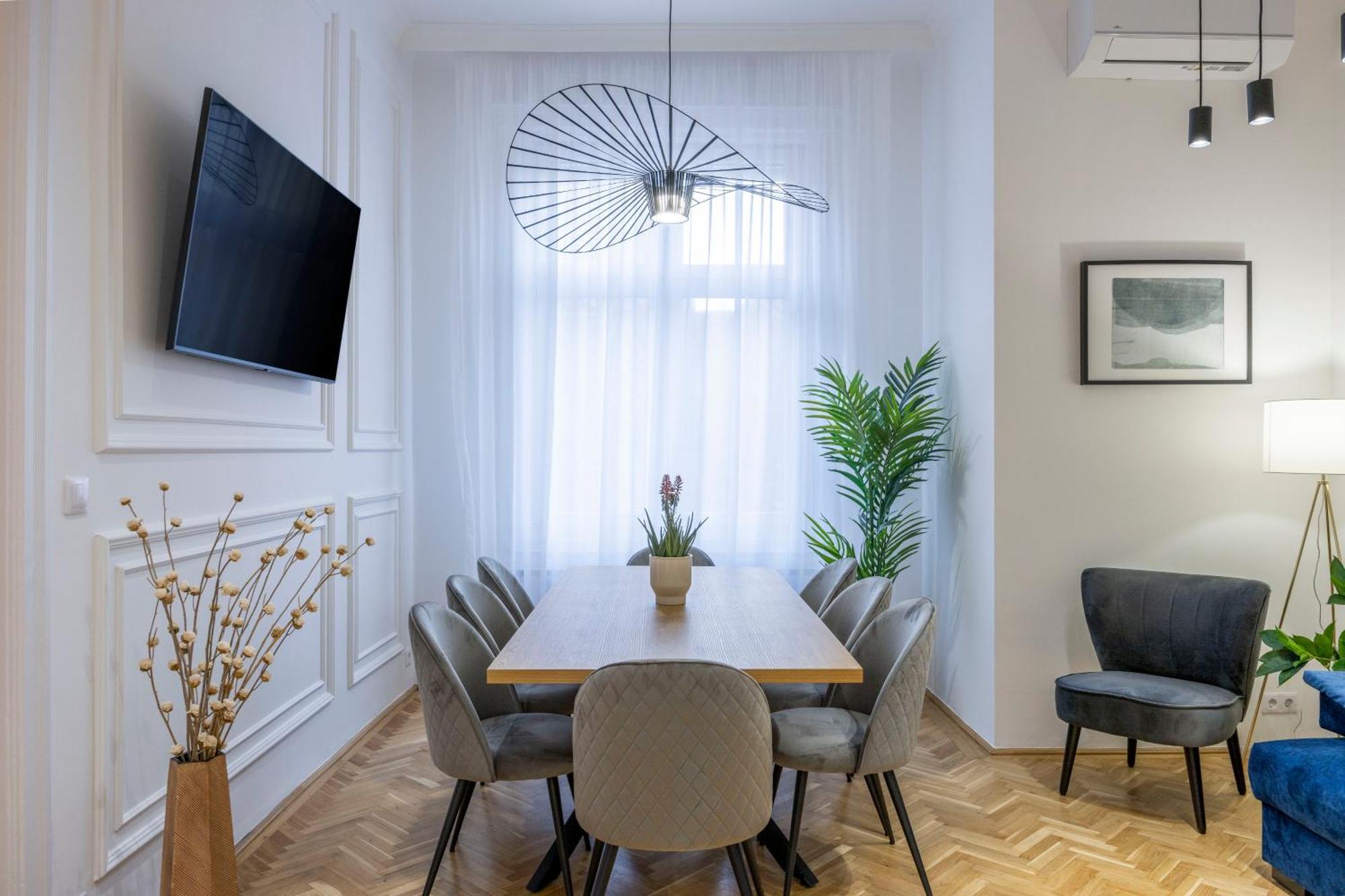 Luxurious 4bedrm 3bathrm W/ Balcony Lägenhet Budapest
