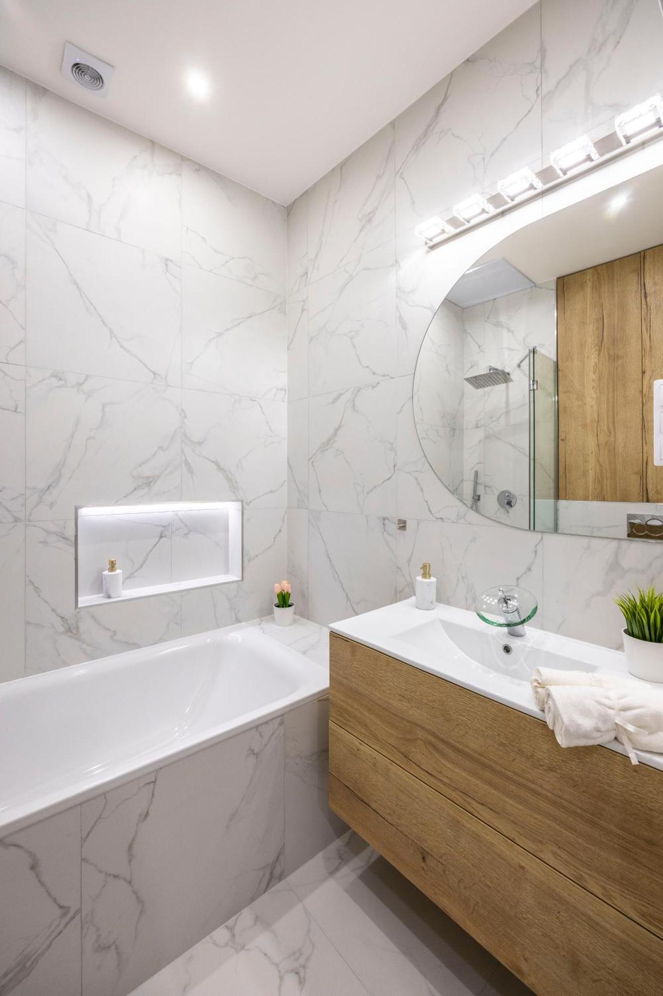 Luxurious 4bedrm 3bathrm W/ Balcony Budapest