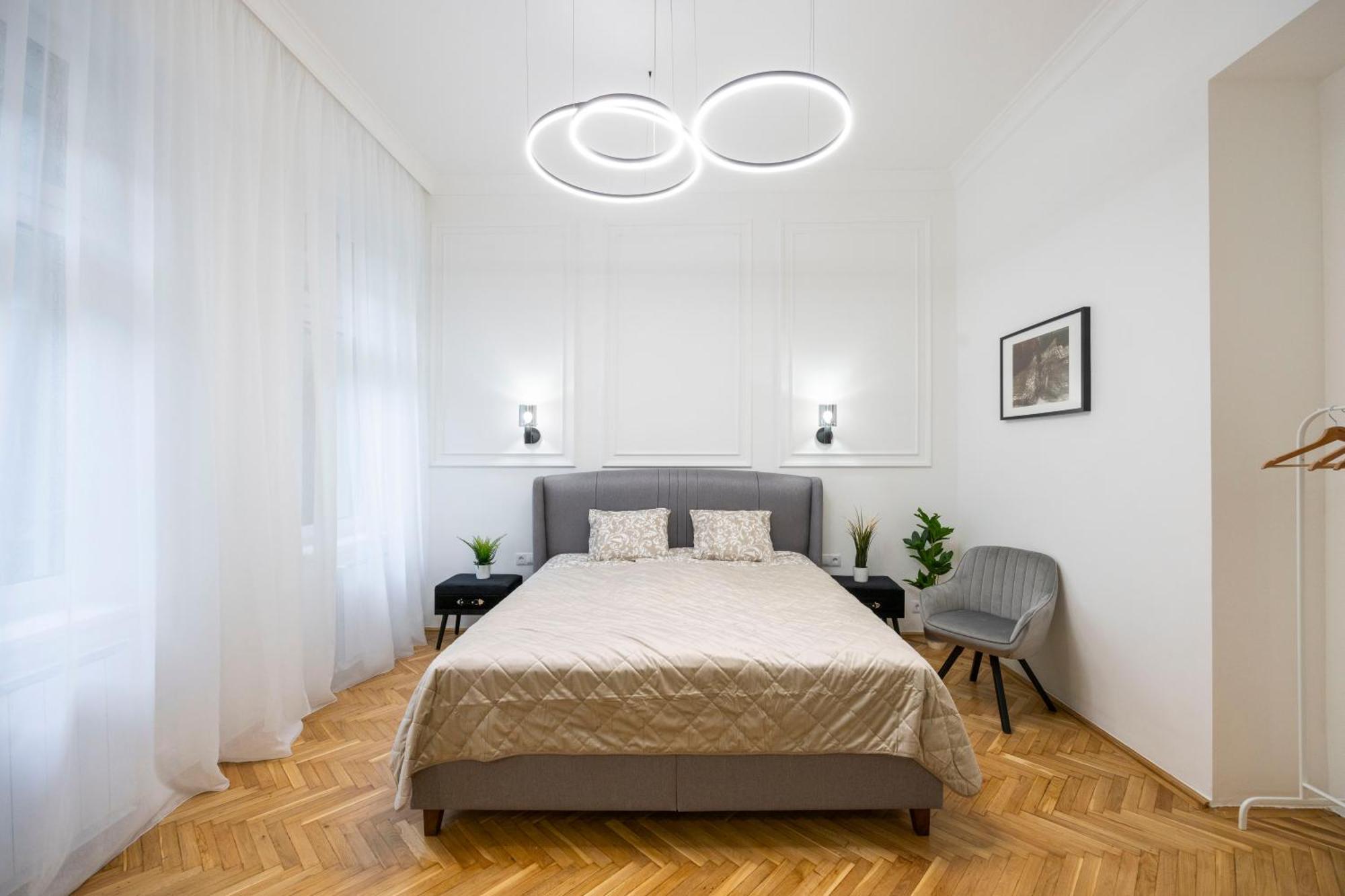 Luxurious 4bedrm 3bathrm W/ Balcony * Budapest