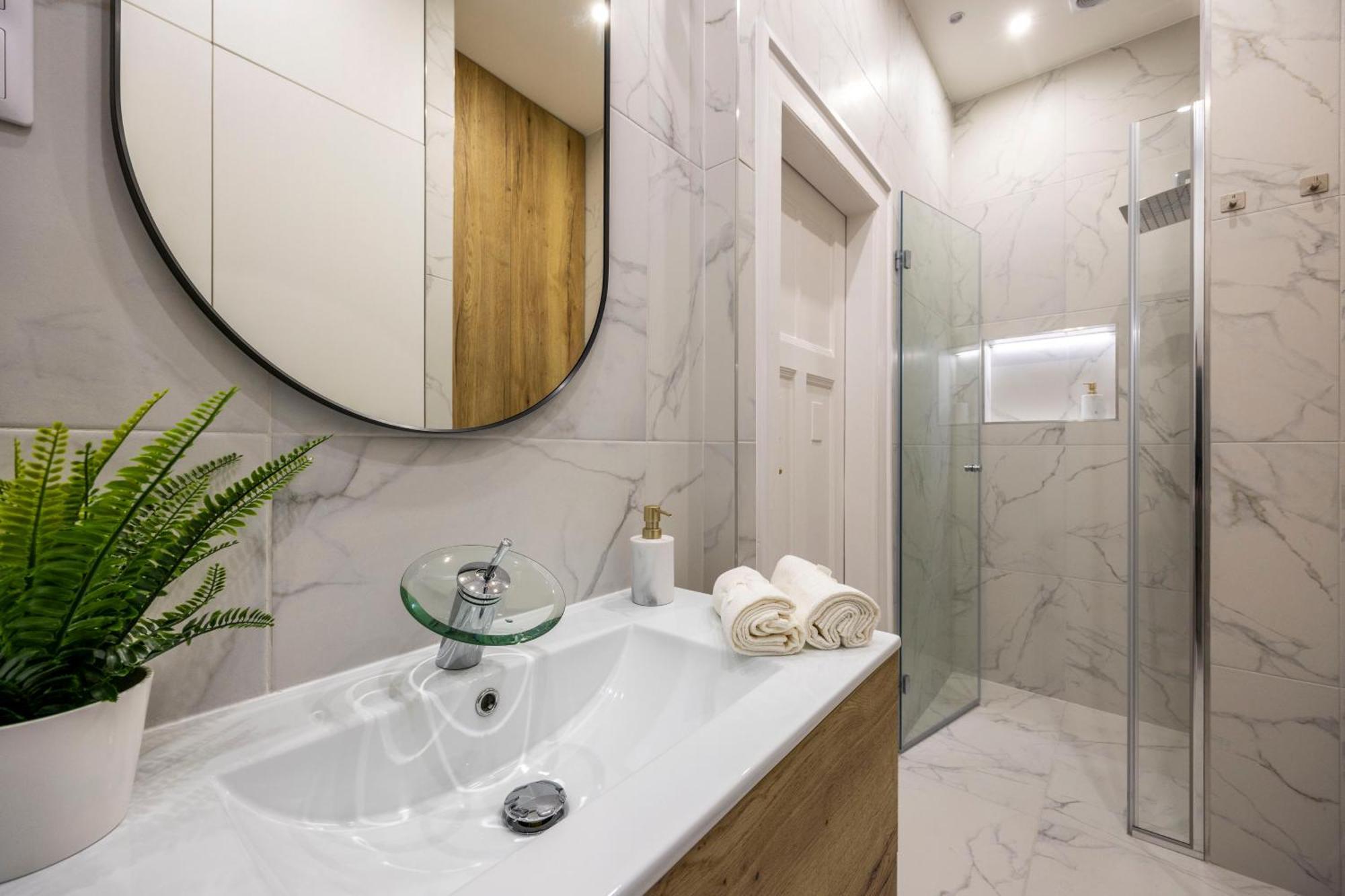 Luxurious 4bedrm 3bathrm W/ Balcony Budapest