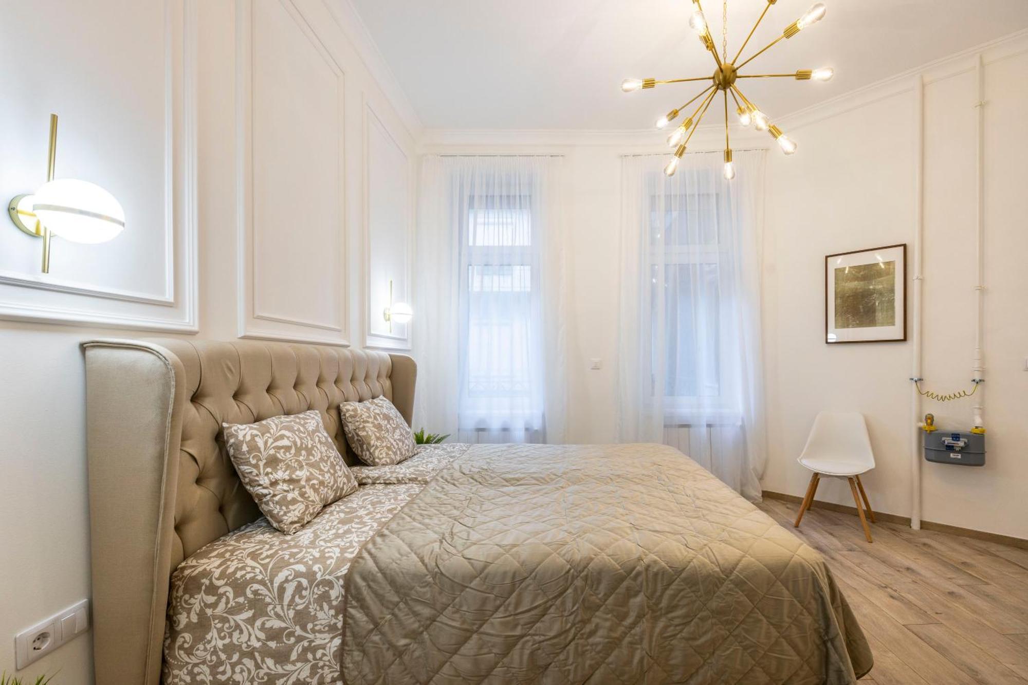 Luxurious 4bedrm 3bathrm W/ Balcony Lägenhet *