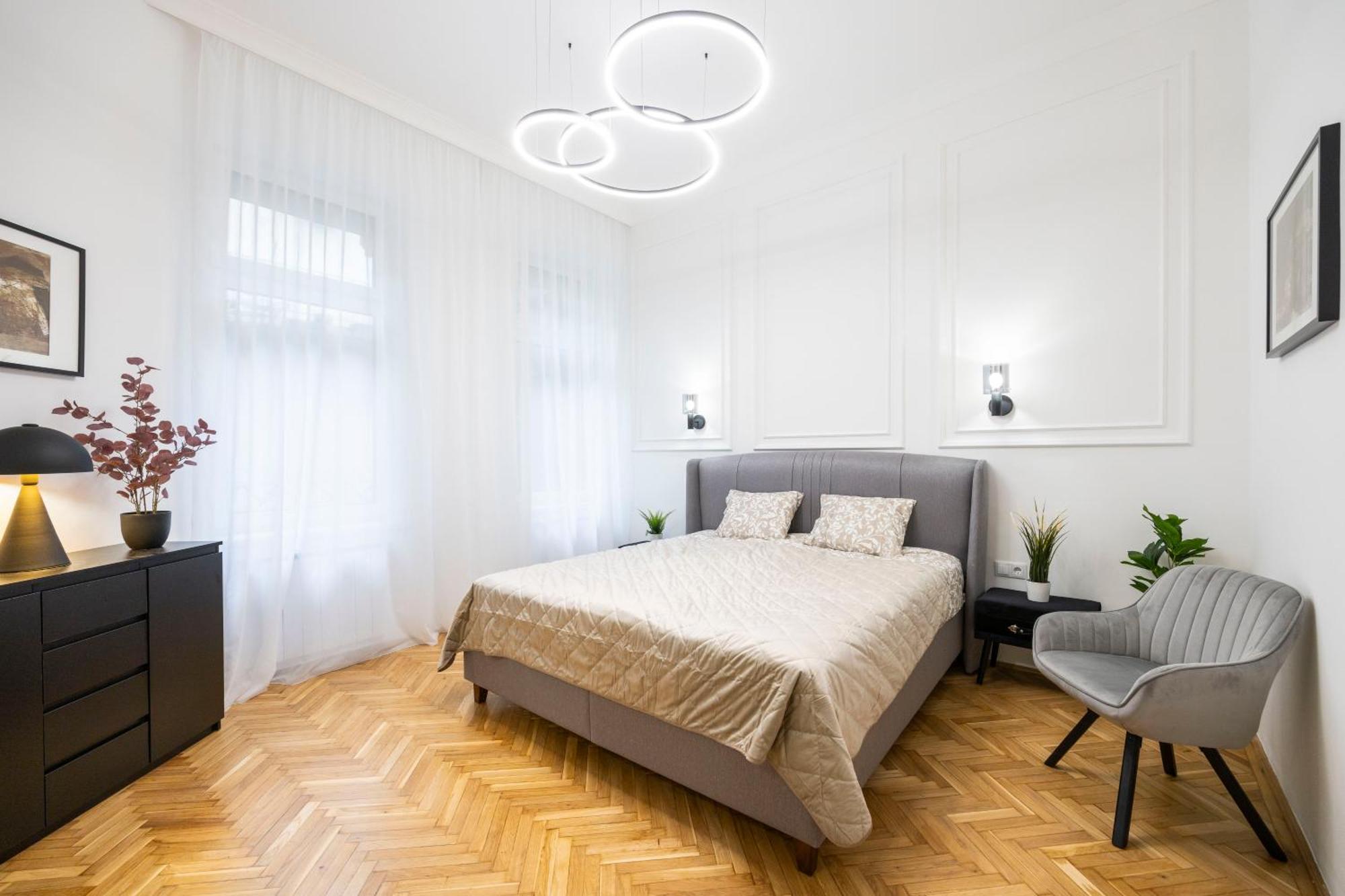 Luxurious 4bedrm 3bathrm W/ Balcony * Budapest