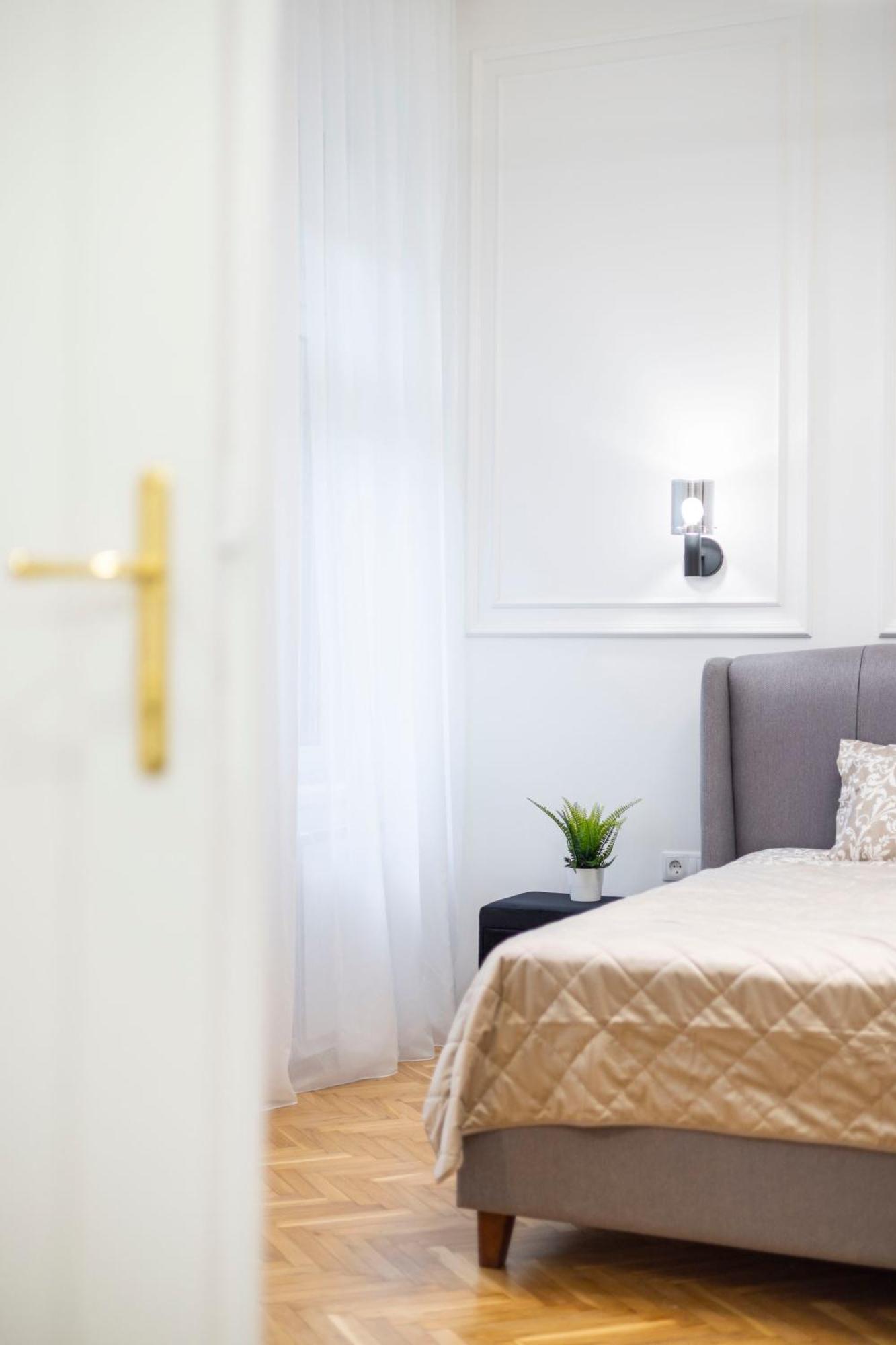 Lägenhet Luxurious 4bedrm 3bathrm W/ Balcony *