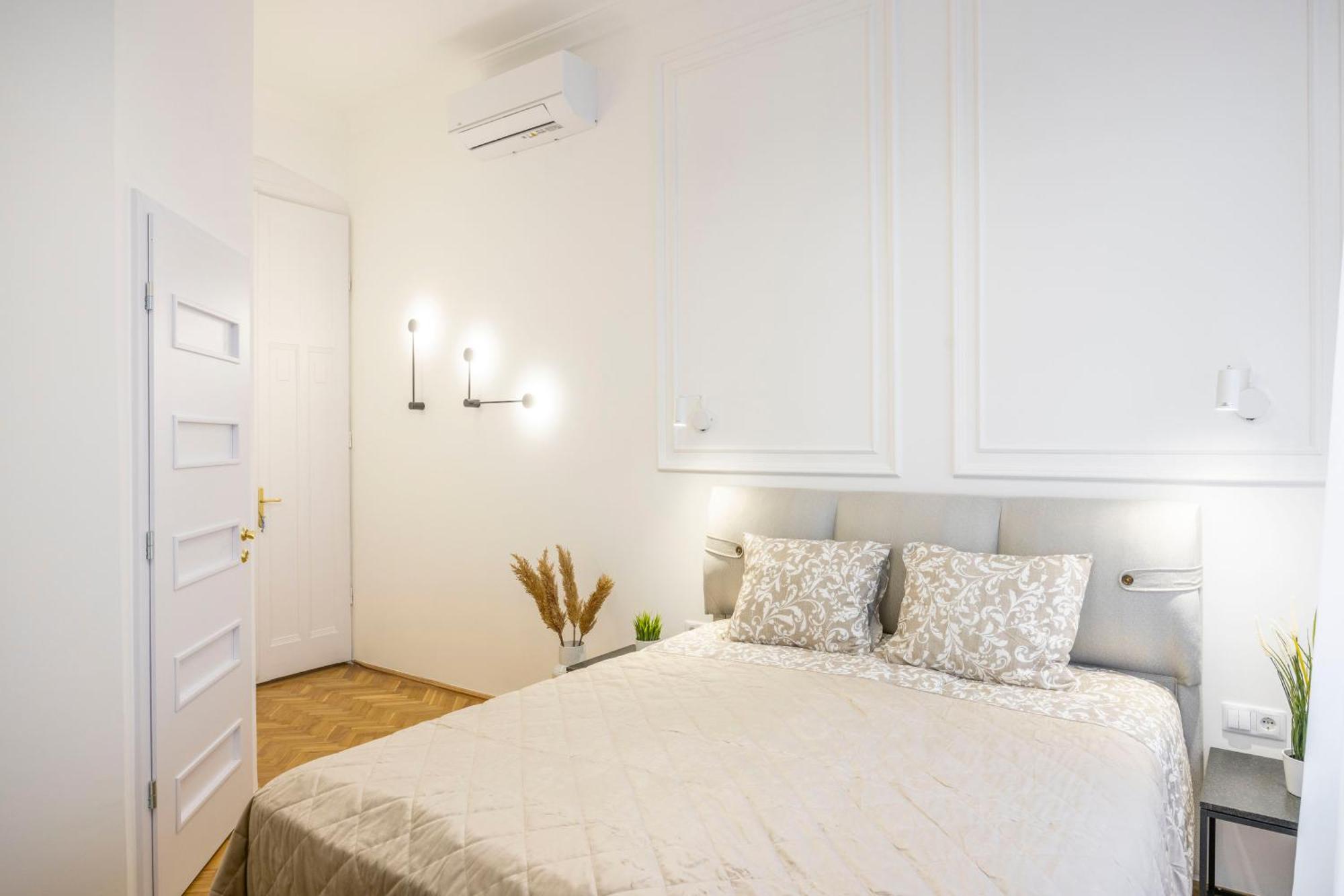 Luxurious 4bedrm 3bathrm W/ Balcony Budapest