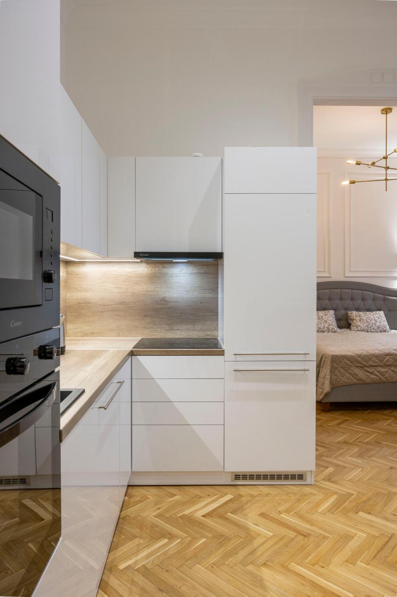 Luxurious 4bedrm 3bathrm W/ Balcony *