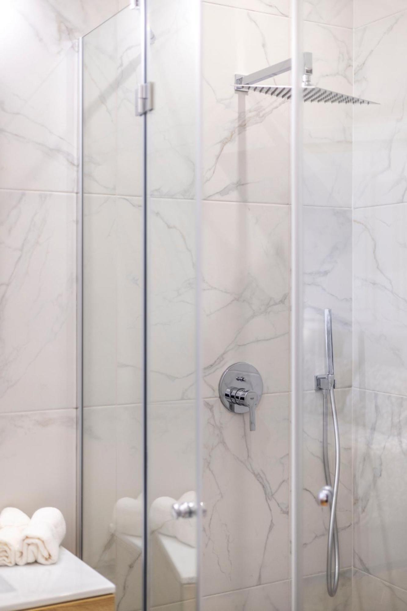 Luxurious 4bedrm 3bathrm W/ Balcony Lägenhet *