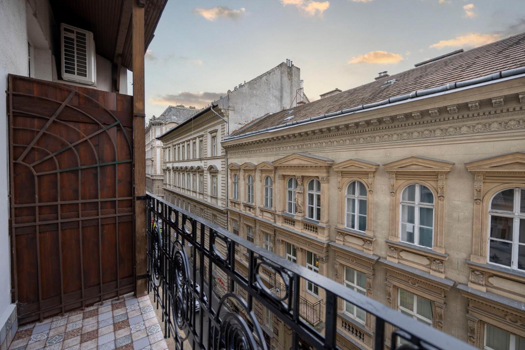 Luxurious 4bedrm 3bathrm W/ Balcony Lägenhet Budapest