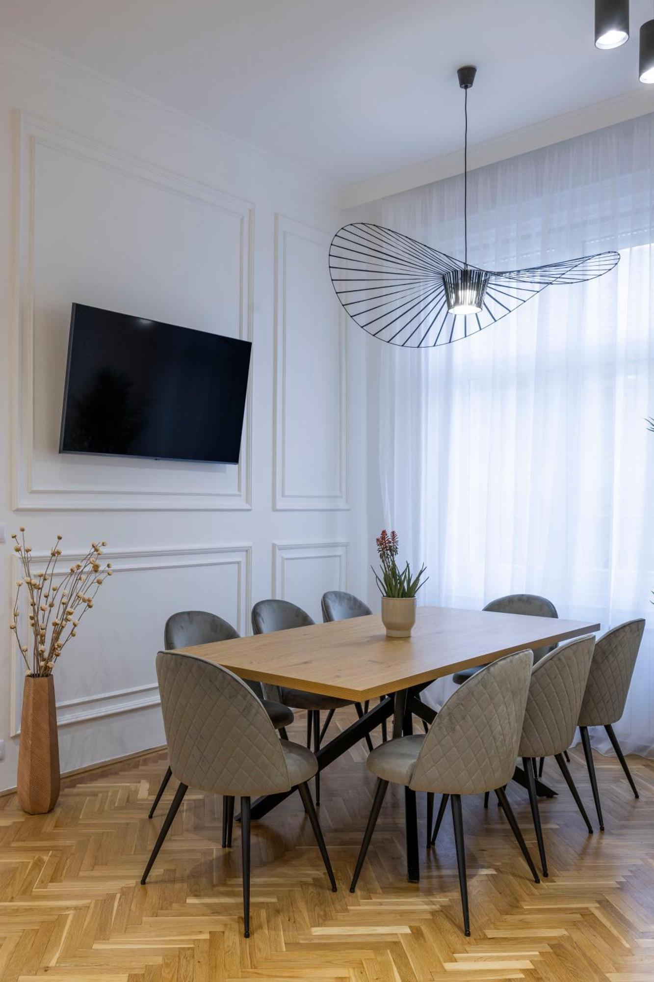 Luxurious 4bedrm 3bathrm W/ Balcony Budapest