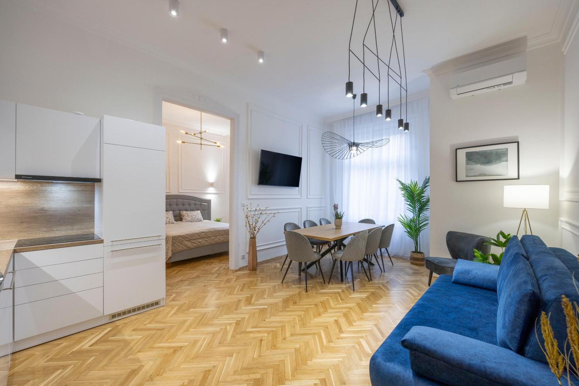 Lägenhet Luxurious 4bedrm 3bathrm W/ Balcony *
