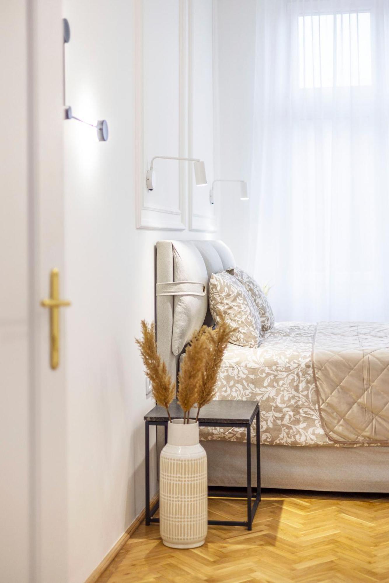 Luxurious 4bedrm 3bathrm W/ Balcony *