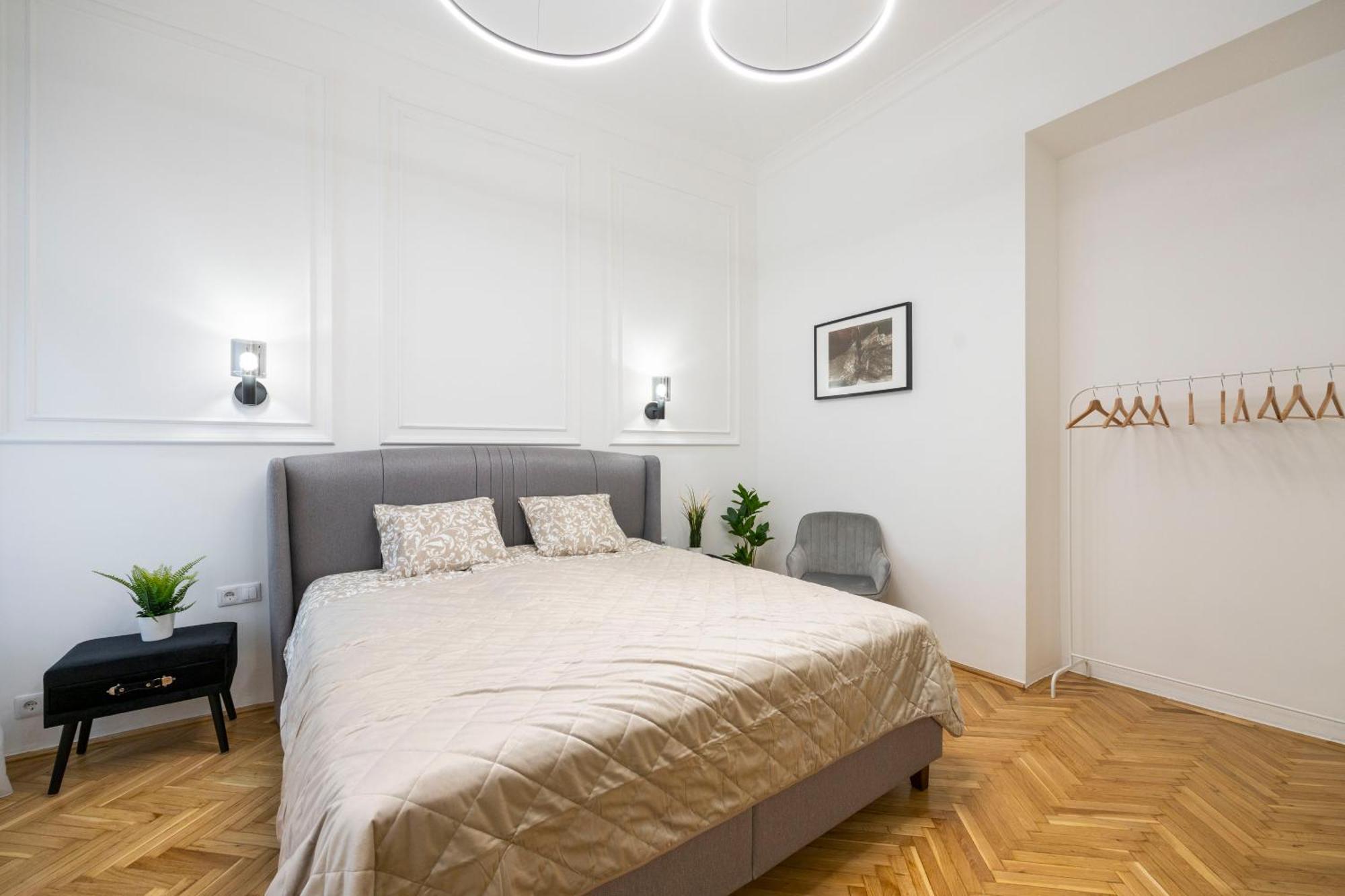 Luxurious 4bedrm 3bathrm W/ Balcony * Budapest
