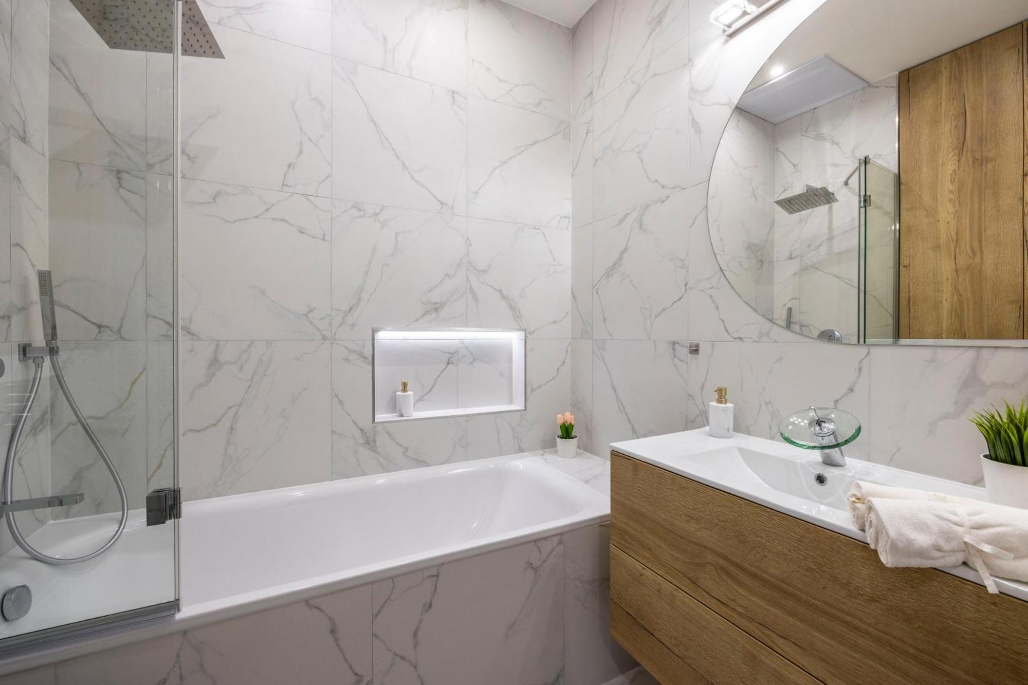Luxurious 4bedrm 3bathrm W/ Balcony Budapest
