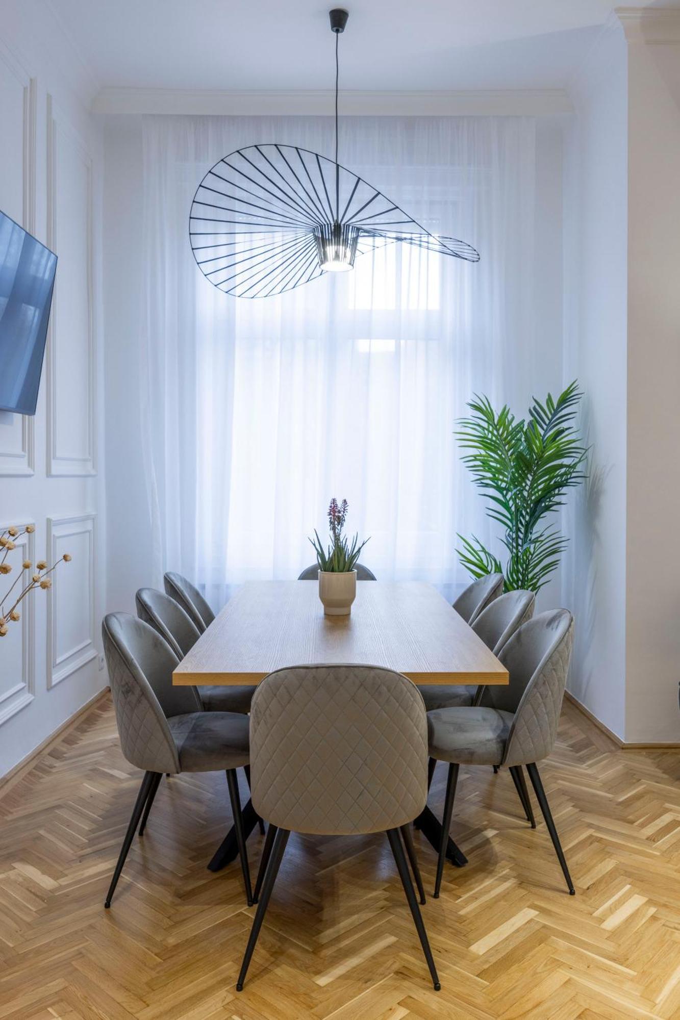 Luxurious 4bedrm 3bathrm W/ Balcony Lägenhet *