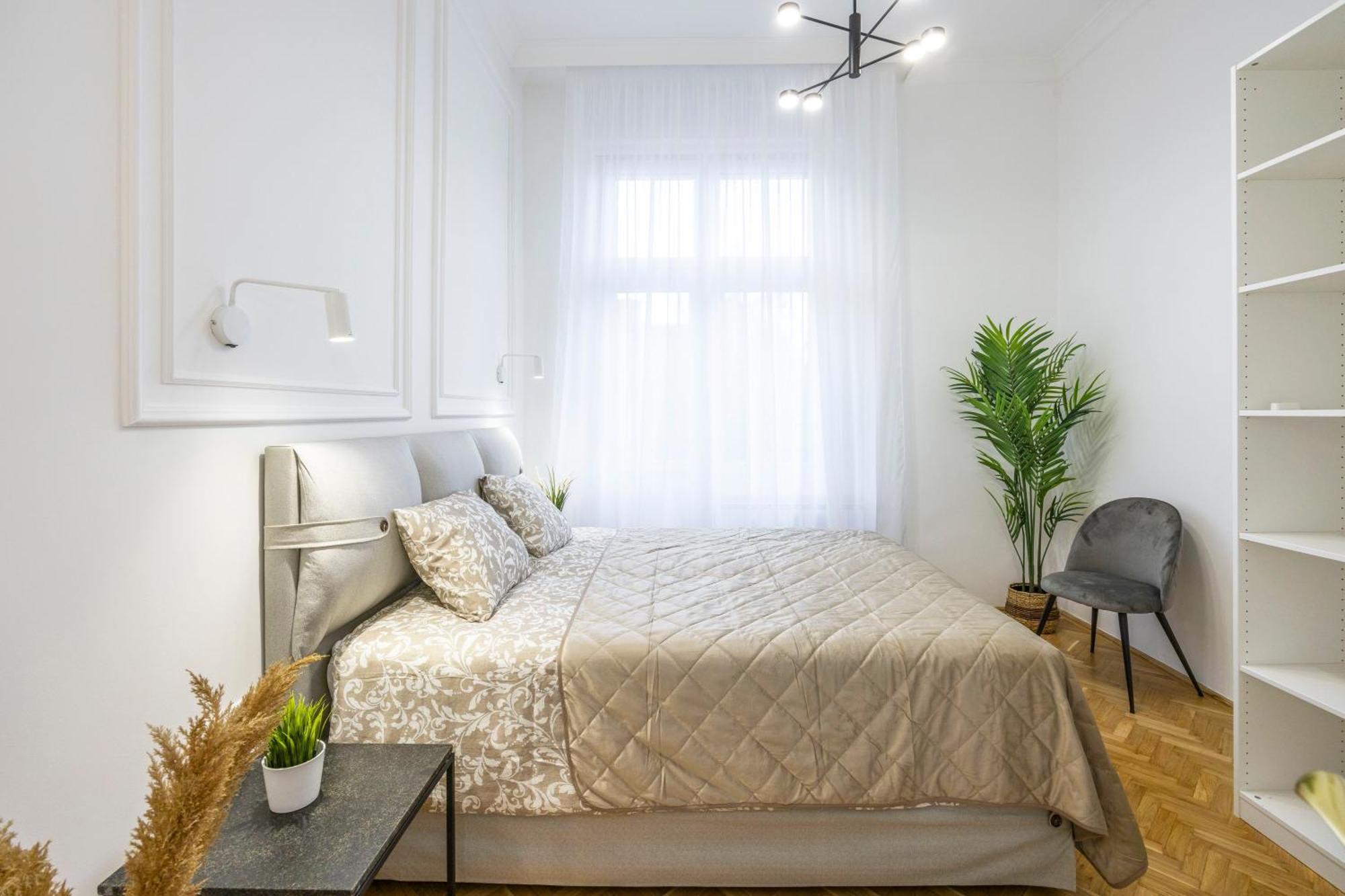 Lägenhet Luxurious 4bedrm 3bathrm W/ Balcony *