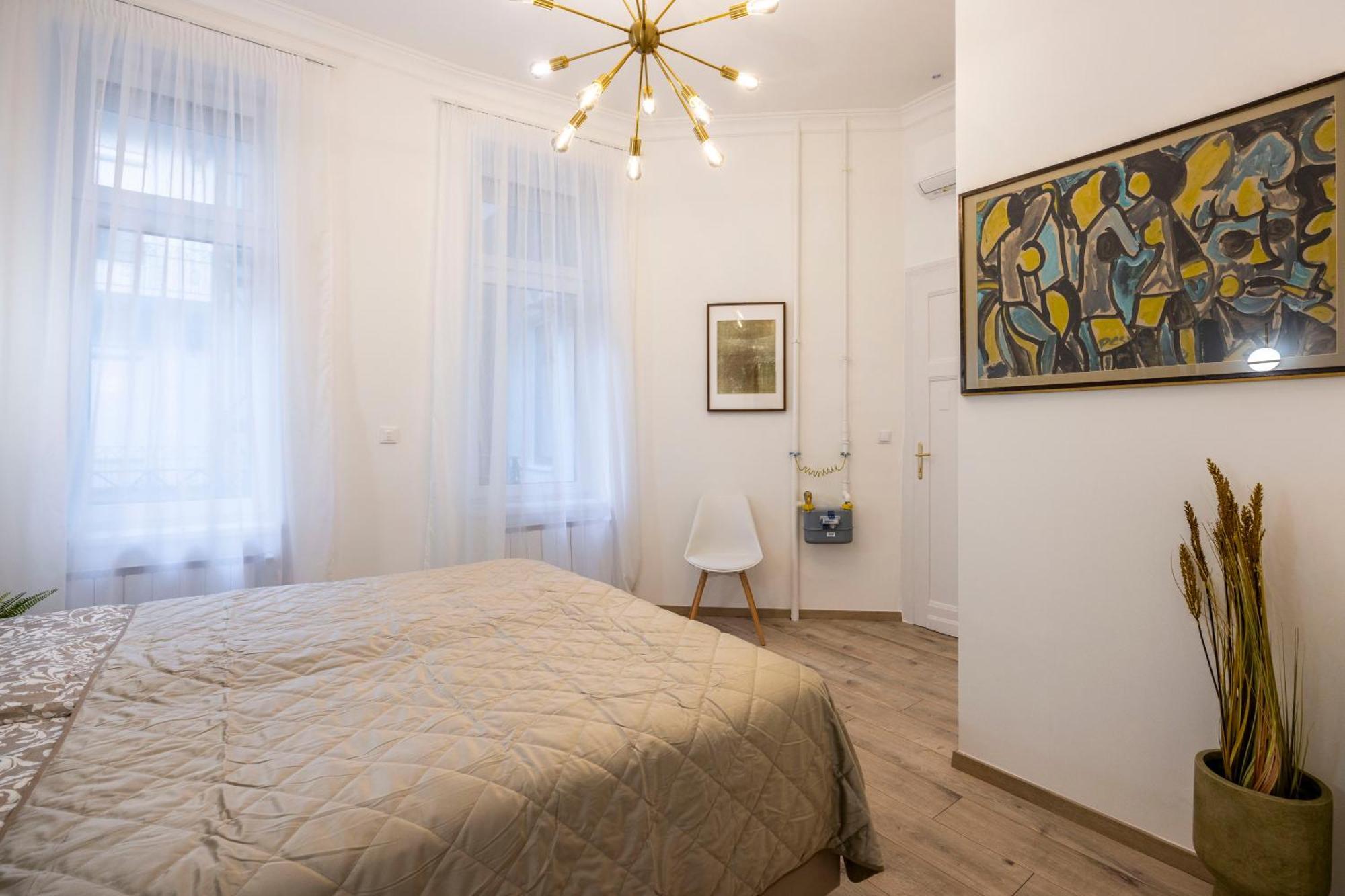 Luxurious 4bedrm 3bathrm W/ Balcony Budapest