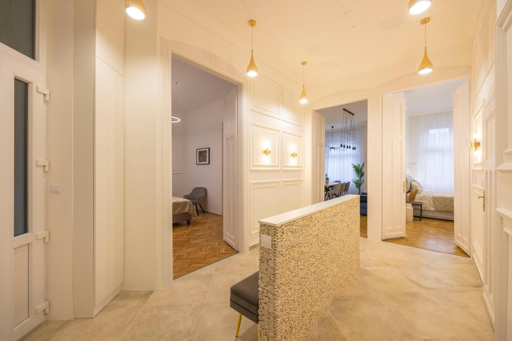 Luxurious 4bedrm 3bathrm W/ Balcony