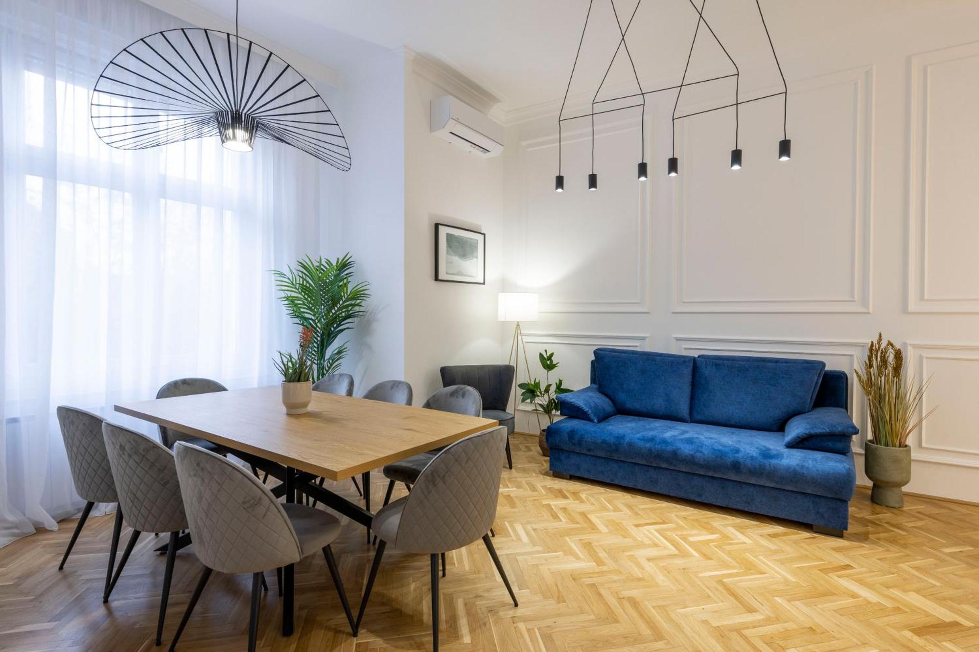 Luxurious 4bedrm 3bathrm W/ Balcony Budapest