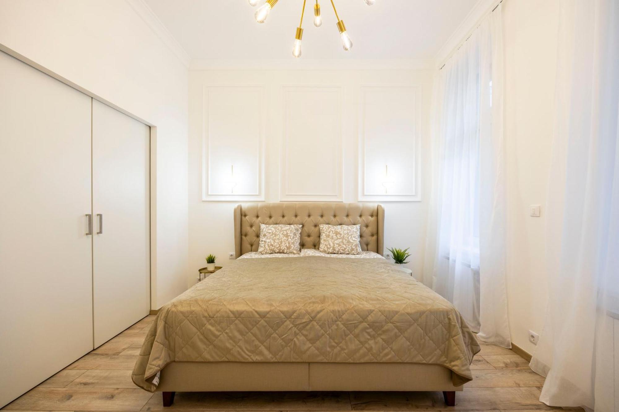 Luxurious 4bedrm 3bathrm W/ Balcony *