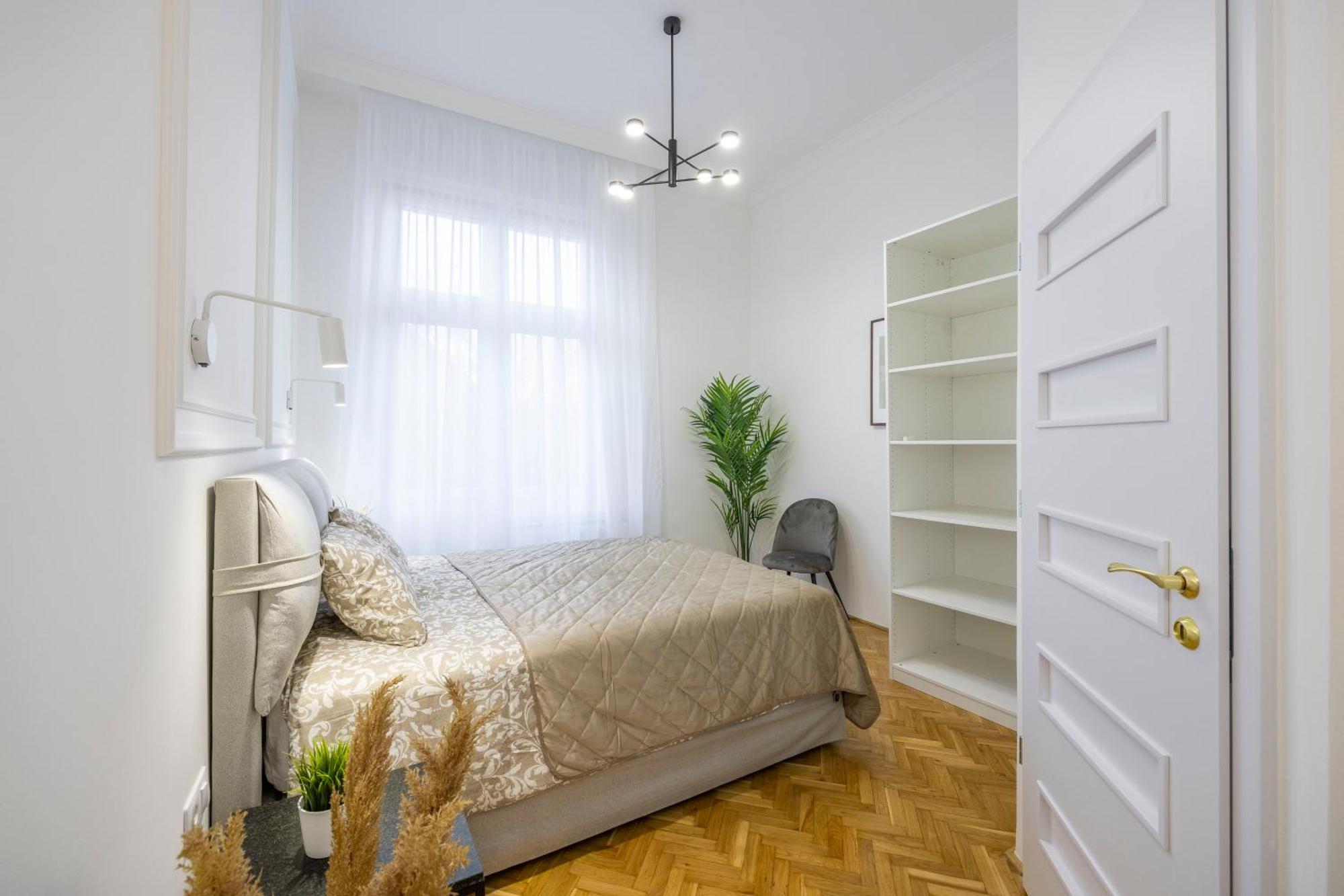 Luxurious 4bedrm 3bathrm W/ Balcony Lägenhet Budapest