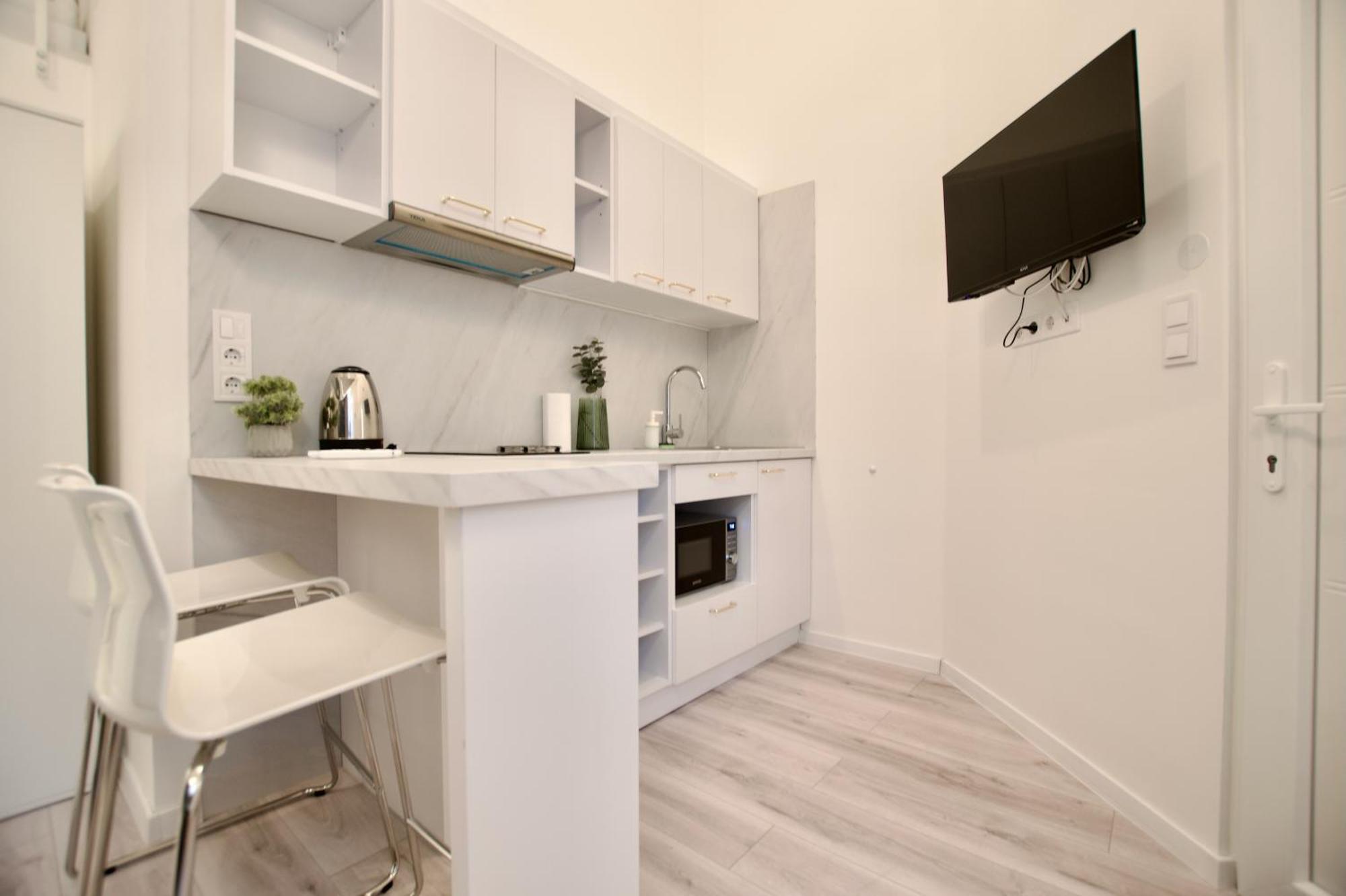 Apartment Standard By Hi5- Kiraly 82 *