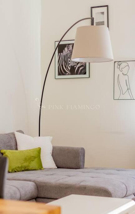 Apartment Pink Flamingo : Central Base