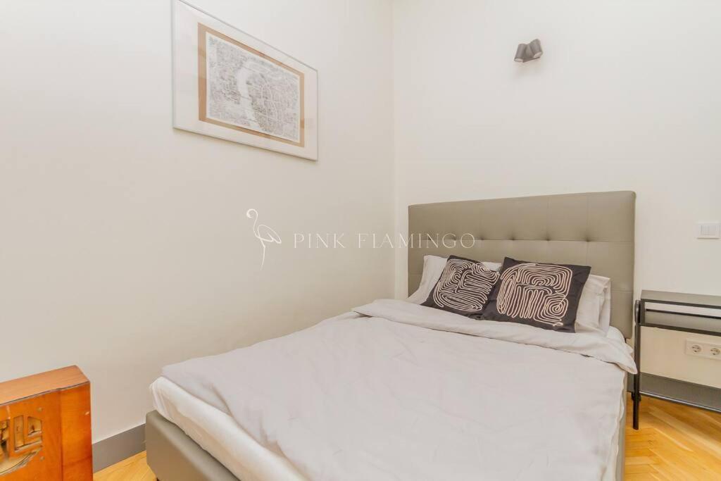 Pink Flamingo : Central Base Apartment