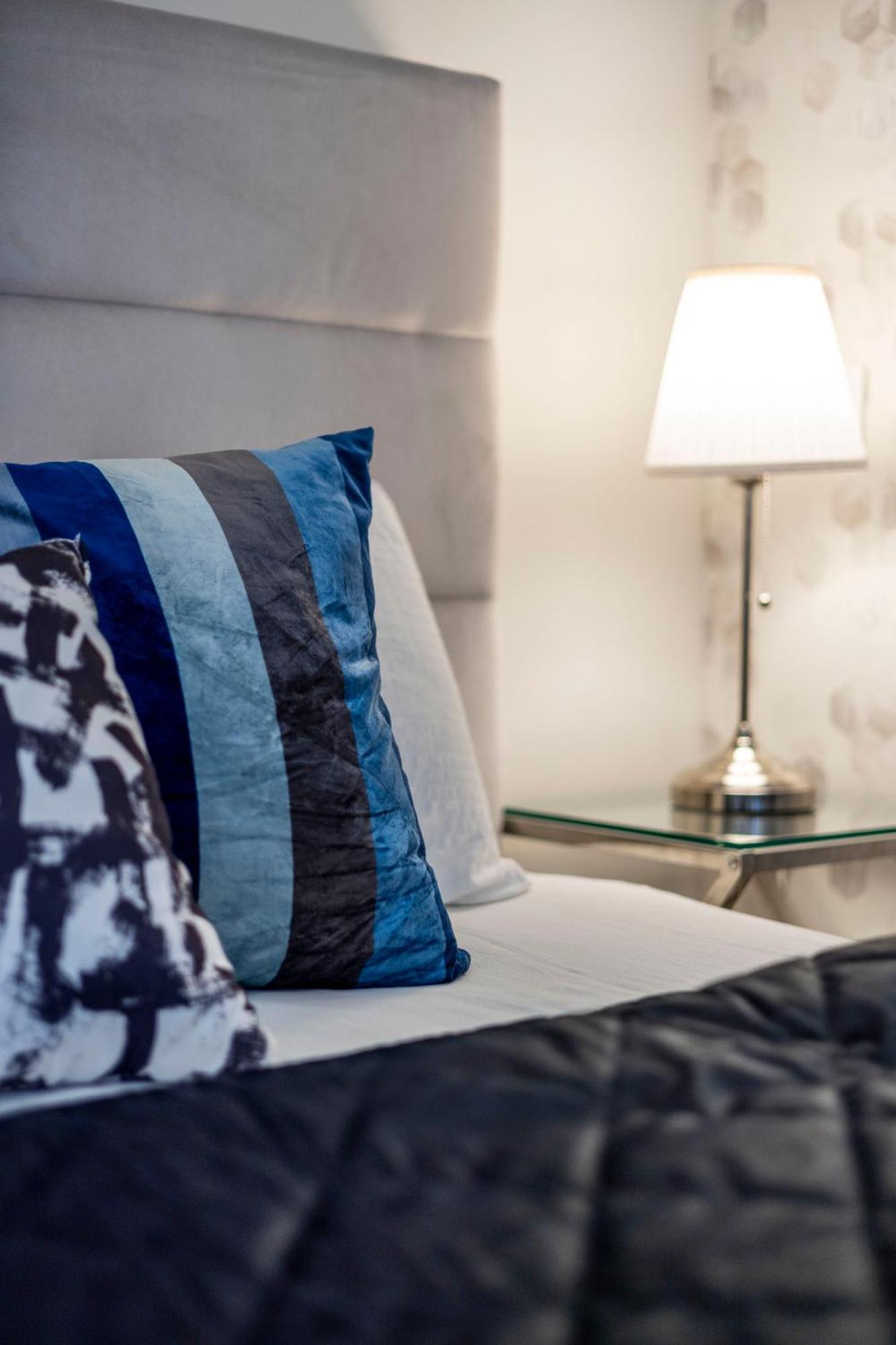 Luxury Quentin 3 Bedrm, 2 Bathrm Apartment *