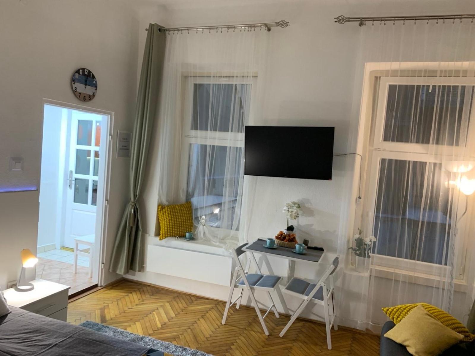 Cozy & Quiet Retro Style *