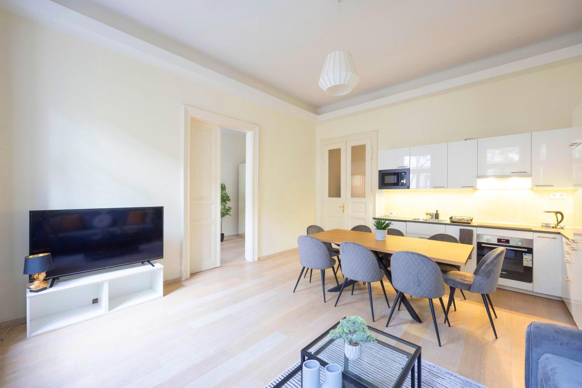 Exclusive & Spacious W/ 4bedrm 2bathrm Apartament