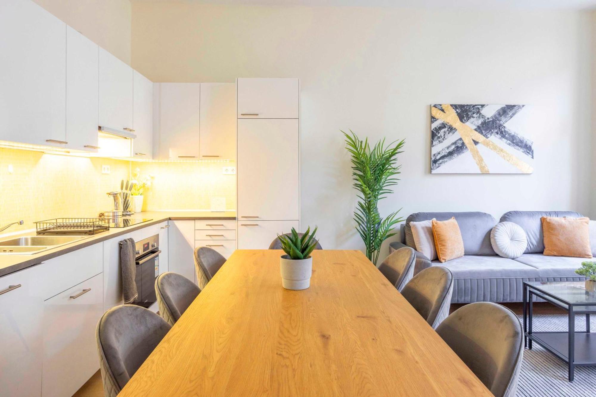 Exclusive & Spacious W/ 4bedrm 2bathrm Apartament *