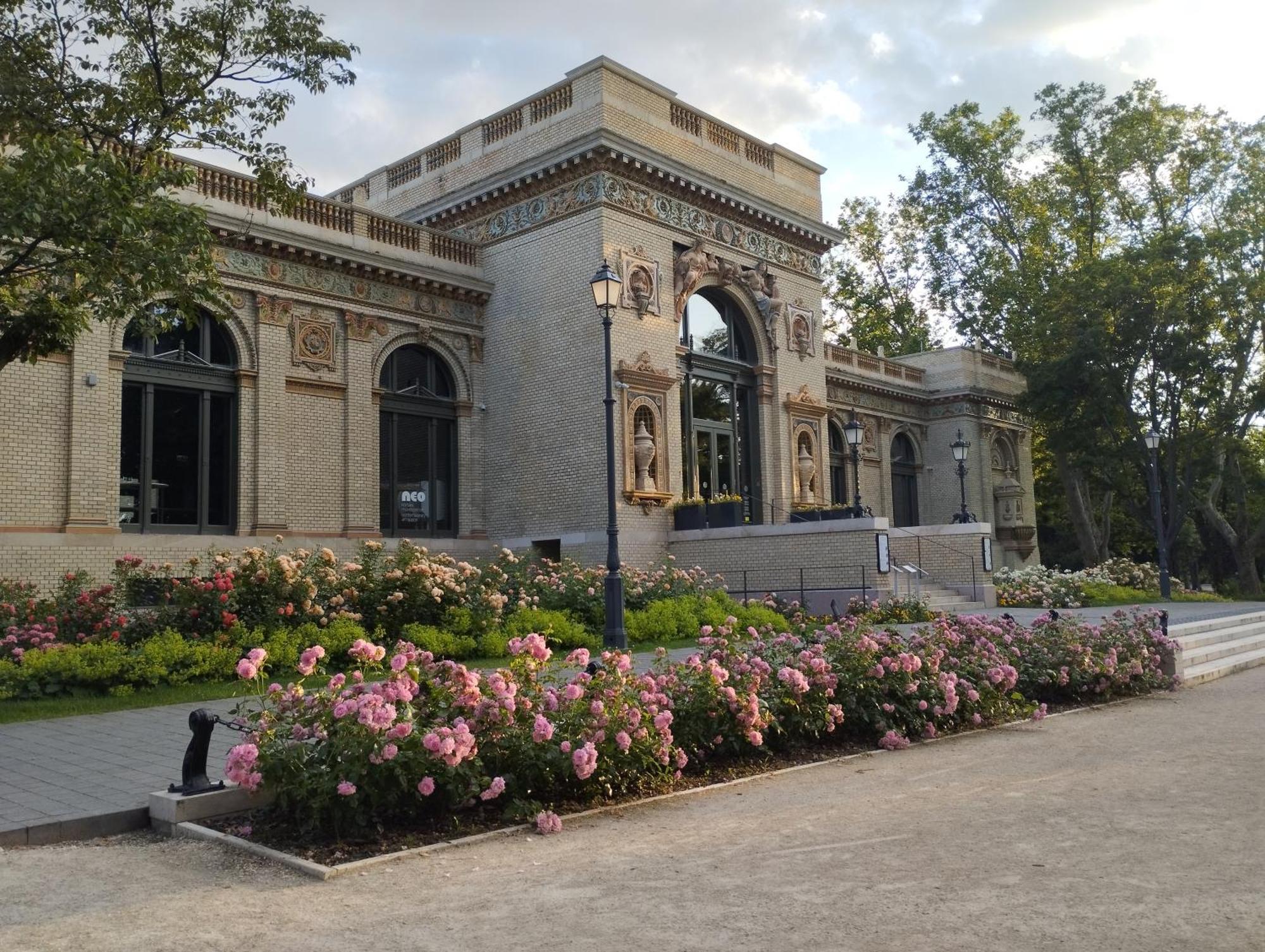 Free Parking Garage! Downtown Close To New York Cafe Apartment Budapest