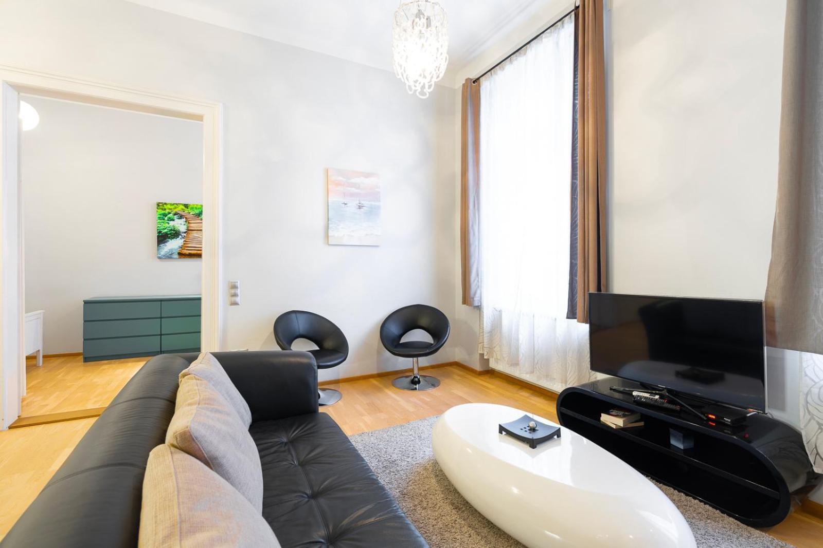 Luxury With Spacious Livingroom At Opera House Apartment *