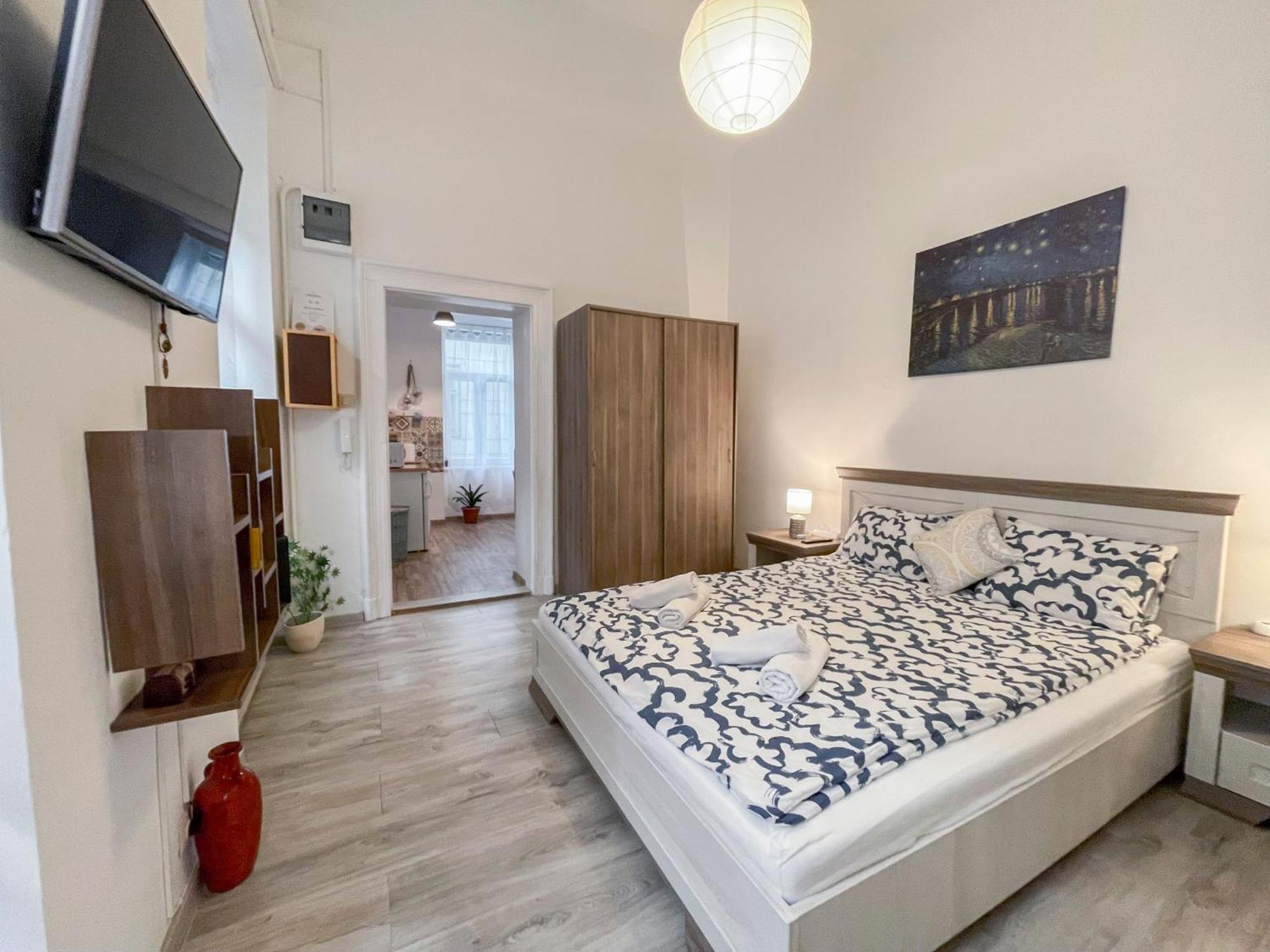 Free Parking, Downtown Near New York Cafe Budapest