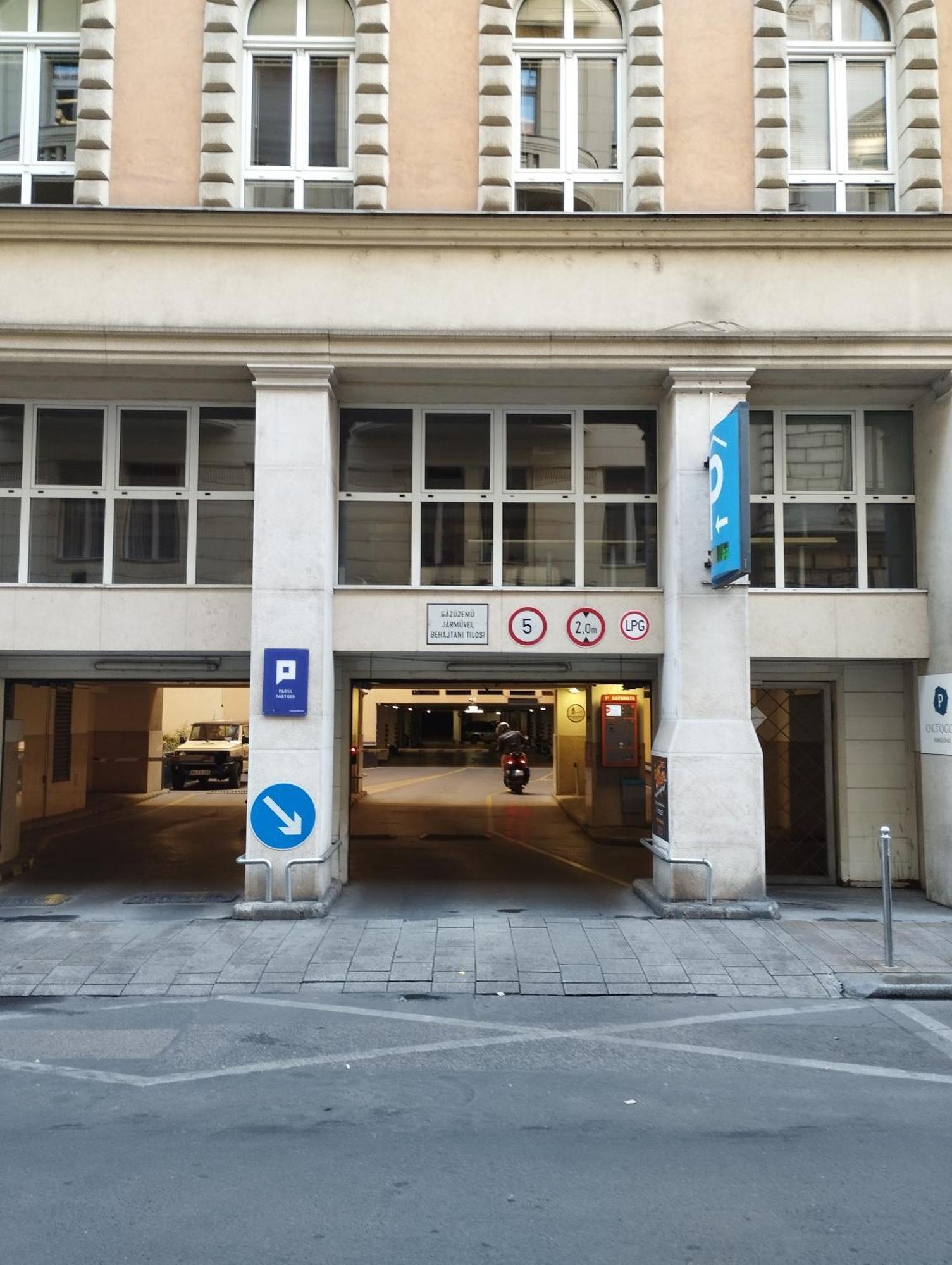 Free Parking Garage! Downtown Close To New York Cafe