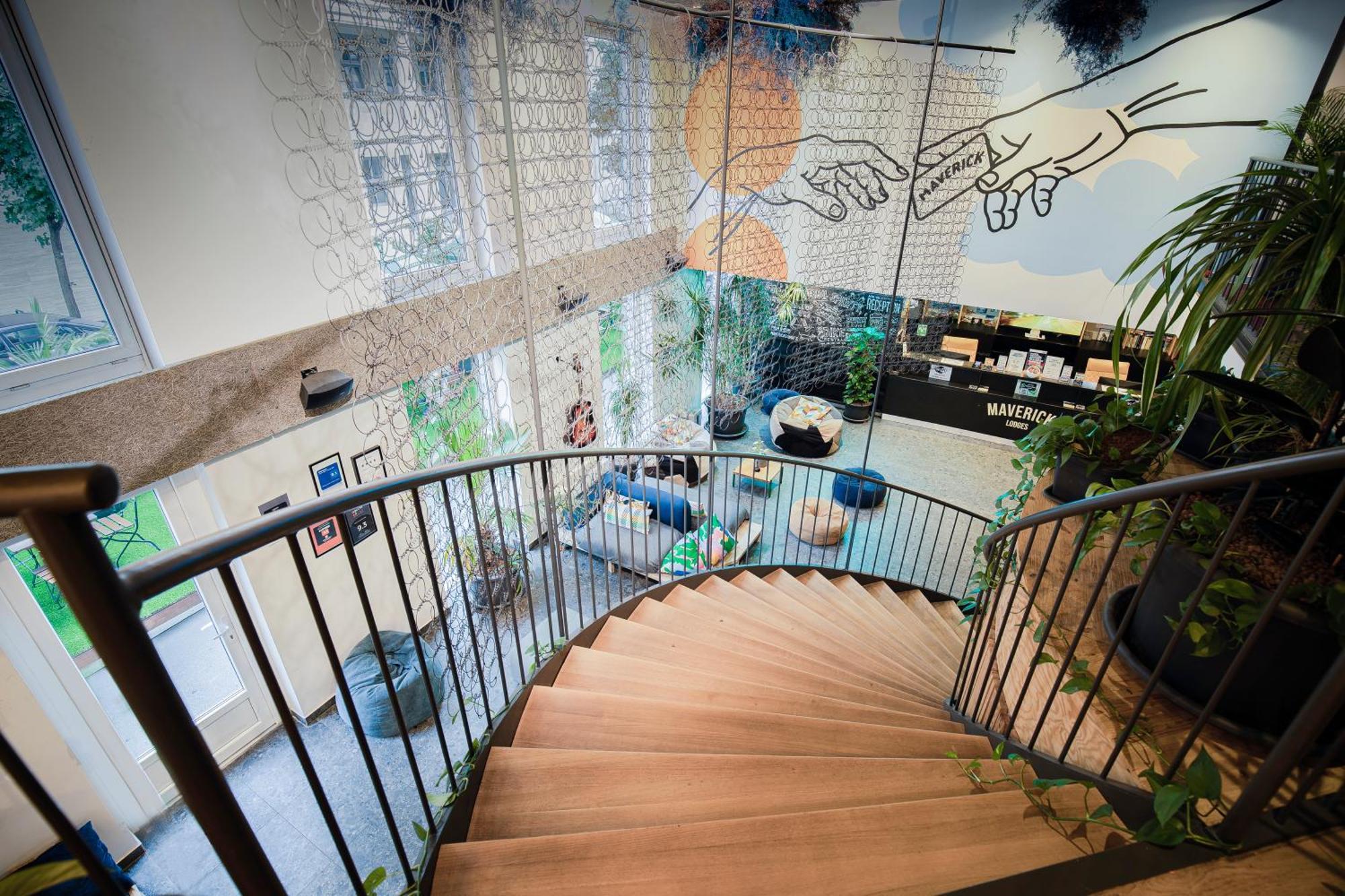 Maverick Market Hostal