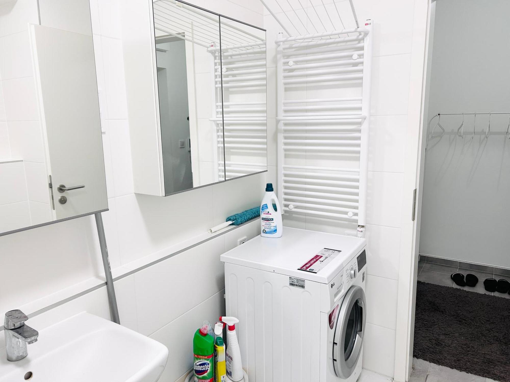 Apartman New 2022 Family&friends Downtown Ac 3br 2ba Free Parking Big Balcony Near Metro&train Station Self Check-in Budapest