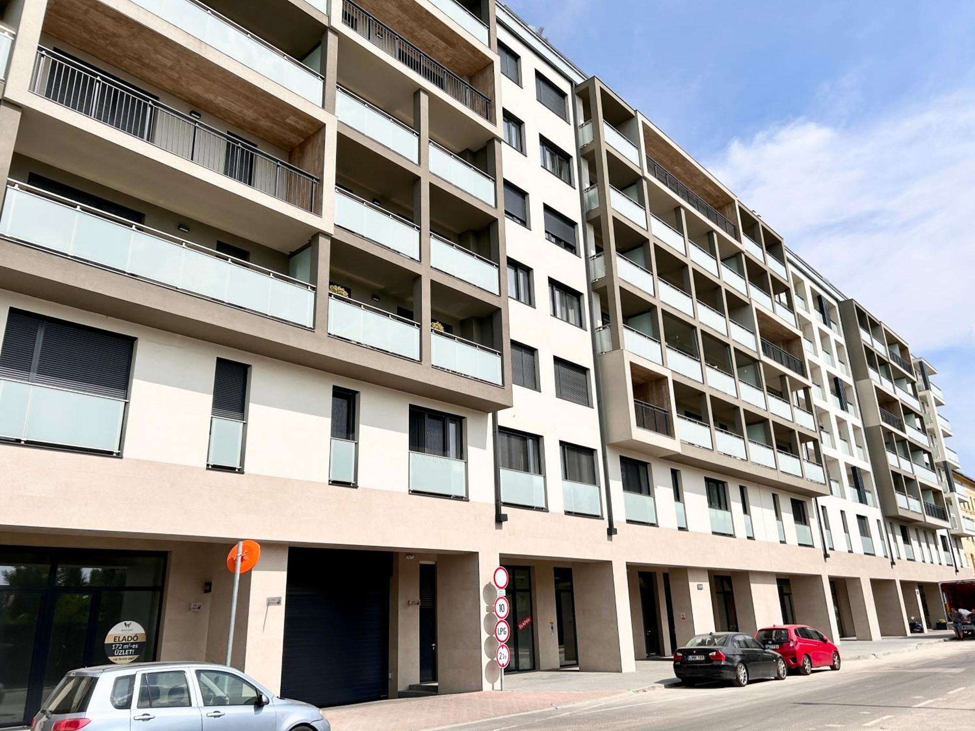 New 2022 Family&friends Downtown Ac 3br 2ba Free Parking Big Balcony Near Metro&train Station Self Check-in * Budapest