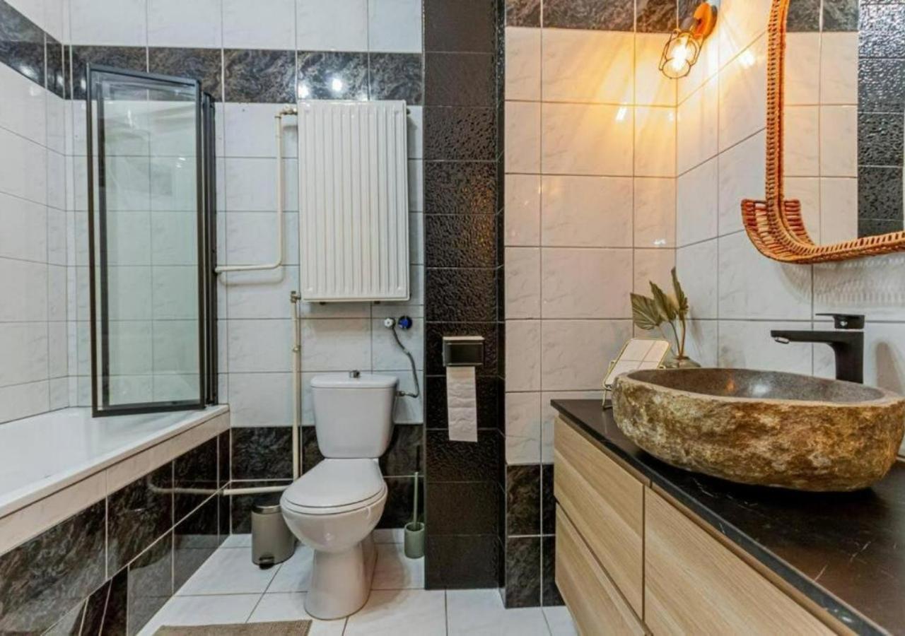 Luxury By The Famous Vaci Street Apartment