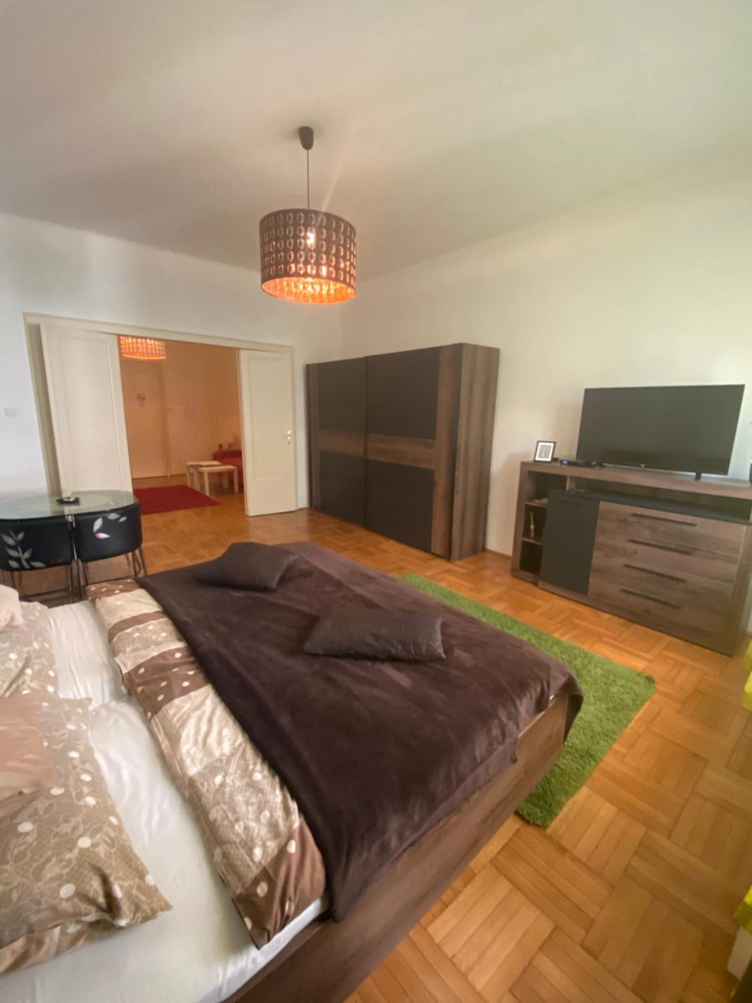 & And Center Apartment
