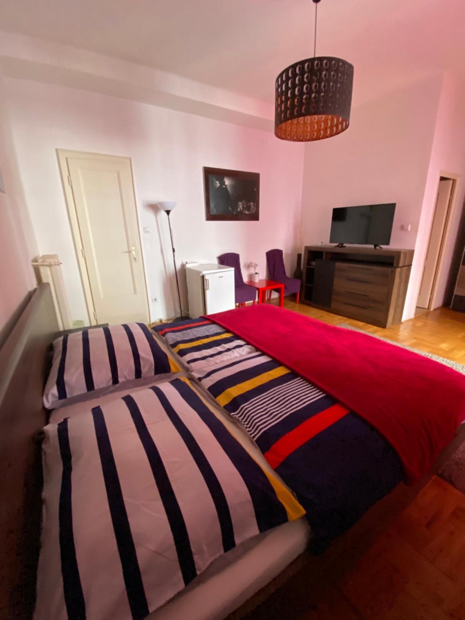 & And Center Apartment *