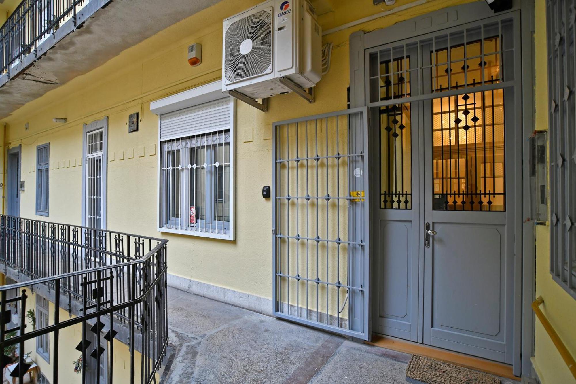 Luxuryflat Near Centre On118 Sqm, 3br,2bth,8bed,ac * Budapest