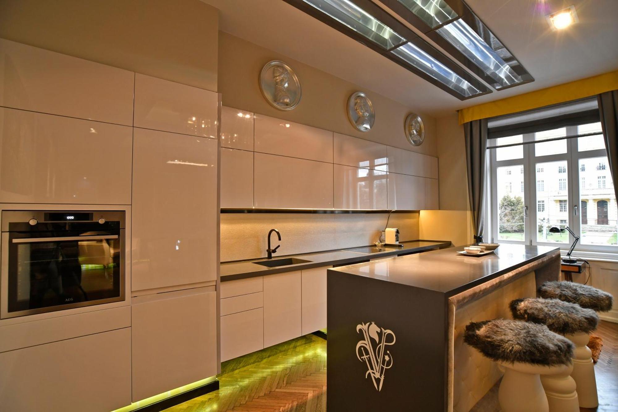 Luxuryflat Near Centre On118 Sqm, 3br,2bth,8bed,ac * Budapest
