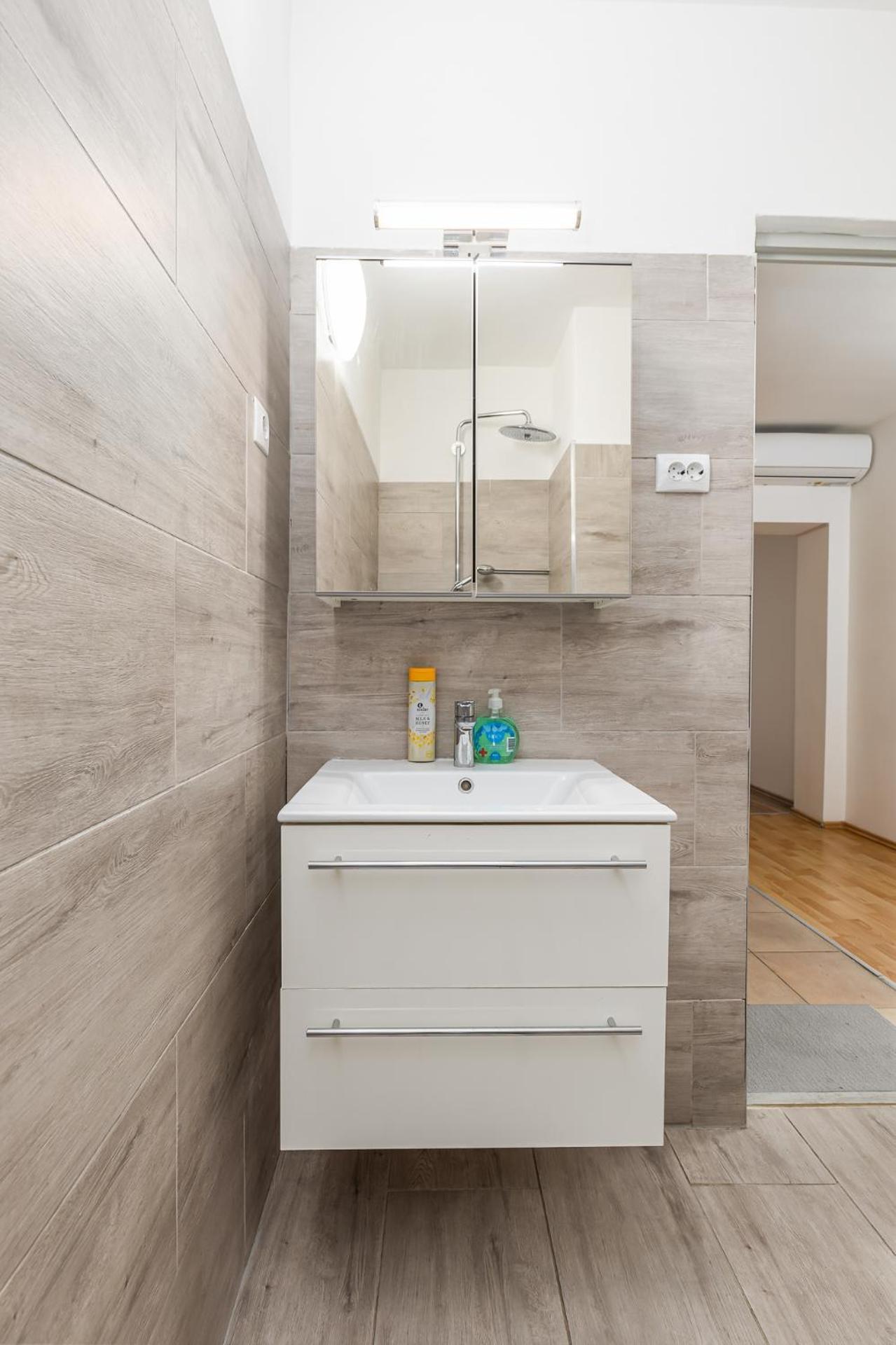 Apartment Center Penthouse - Huge Terrace And Free Parking - Tram/metro - Ac