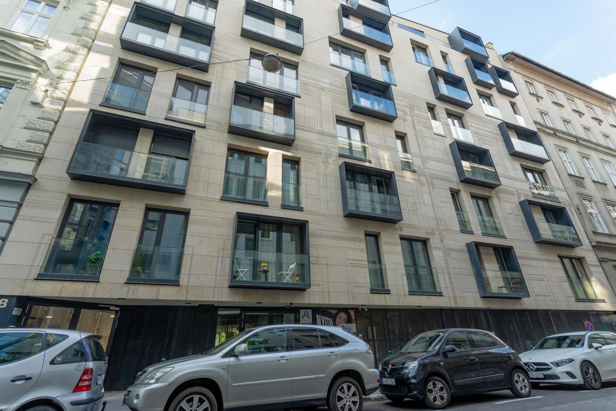 Apartman Erkel 18 *