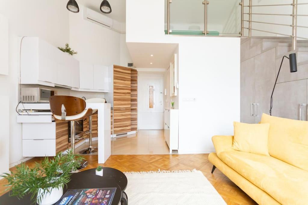 Bright Design Riverside By Nw