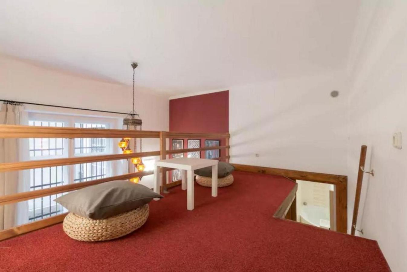 Apartament Secluded Mezzanine Near Astoria