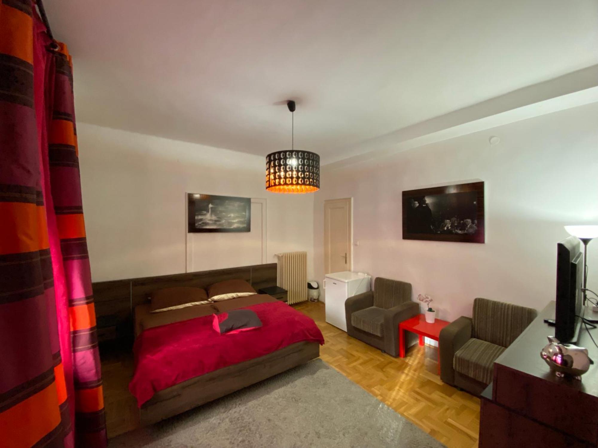 & And Center Apartment *