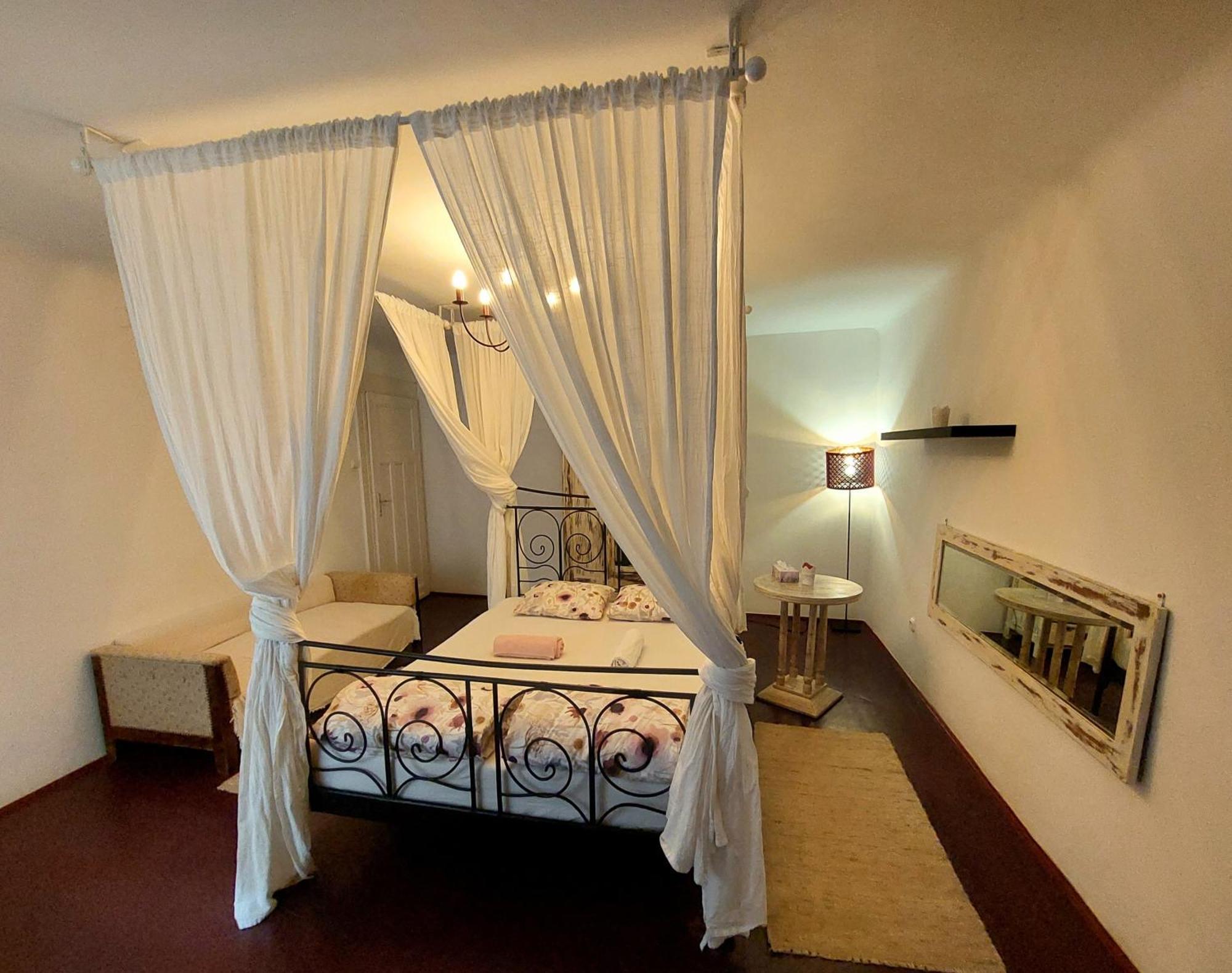 Purple Romantic Apartment Budapest