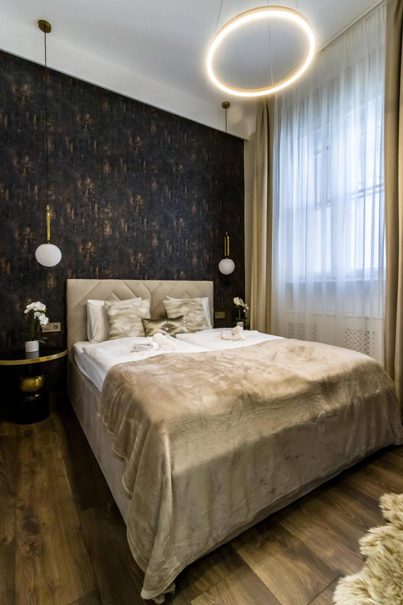 N16 Deluxe Budapest